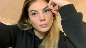 Först tyckte Wilma Anderssen att distansstudier var skönt, men sedan blev det stressigt. 17 årig tjej tar en selfie