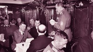 Marsalkka Mannerheim pitää puhetta syntymäpäivävastaanotollaan, istumassa mm. Adolf Hitler ja Risto Ryti (1942).