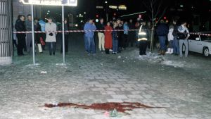 En stor blodfläck, en röd ros och en ensam polis som spärrade av platsen där Olof Palme mördades en stund tidigare. En stor blodfläck, en röd ros och en ensam polis spärrar av platsen där Olof Palme mördades.