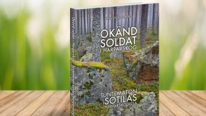 Bildverket om Okänd soldat i Harparskog är skriven på både svenska och finska. Ett bildverk med texten "Okänd soldat i Harparskog" på pärmen.