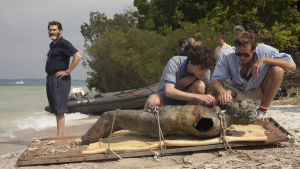 Ännu en antik staty är uppfiskad ur Gardasjön. Elio (Timothée Chalamet) och Oliver (Armie Hammer) undersöker en staty som de dragit upp ur en sjö. Vid sidan ser man Elios far (Michael Stuhlbarg).