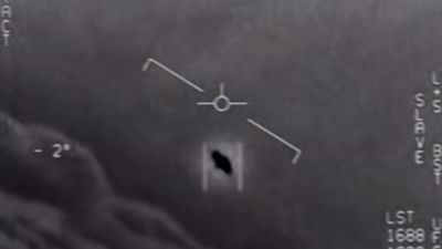 Svartvit bild från amerikanska försvarets video som visar ett oidentifierat luftburet fenomen.