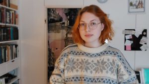 Elsa Lindeberg, ordförande för studerandekårsstyrelsen vid Tölö gymnasium i Helsingfors tycker att besluten om de gamlas dans och penkis kommer för sent. Elsa Lindeberg, ordförande för studerandekårsstyrelsen vid Tölö gymnasium i Helsingfors.