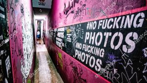 Det är inte tillåtet att fotografera i Red light district. Men många turister struntar i förbudet. En vägg med graffiti i Amsterdam. På väggen står det aggressivt skriver att man inte får ta bilder.