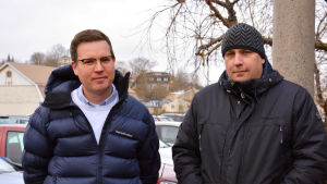 Mikael Östman och Peter Ekblad bor i Pargas. Närbild på Mikael och Peter som står med jackorna på utomhus.