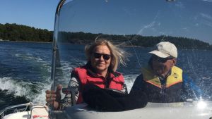 För Moira har sommarstugan i Åbolands skärgård alltid varit viktig. Vegas sommarpratare Moira von Wright åker båt med man.
