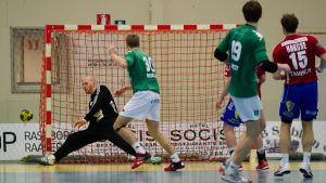Arkivbild från match mellan Akilles och BK-46. Hemmamålvakten Petter Forsström parerade många skott, bland annat det här av Akilles Aramis Grigenas.