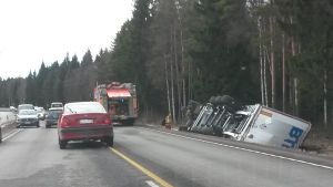 Det inträffar rätt många olyckor på riksväg 25. En långtradare har kört i diket och ligger på sida.