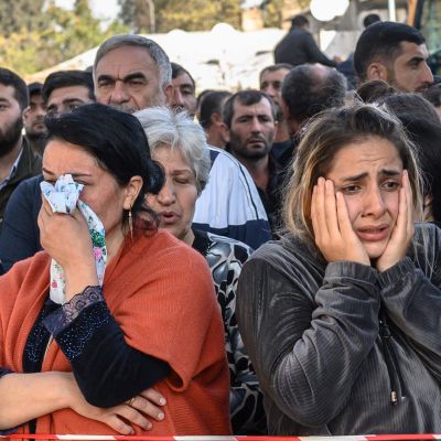 Oroliga människor stod vid avspärrningar i staden Ganja, Azerbajdzjan, på söndagen. De väntade på nyheter från räddningsarbetare som letade efter dödsoffer och eventuella överlevande i rasmassorna i ett bostadsområde.  