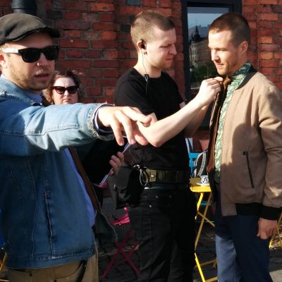 Ohjaaja Lauri Nurkse ja näyttelijä Olavi Uusivirta sekä äänimies Presidentti-sarjan kuvauksissa.
