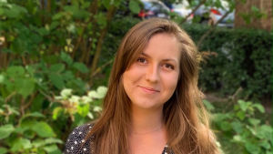 Louise Hellström säger att det finns fördelar med att vara en liten ämnesförening när det gäller att ordna evenemang i coronatider. En ung kvinna med brunt hår och pricklig klänning ler mot kameran.