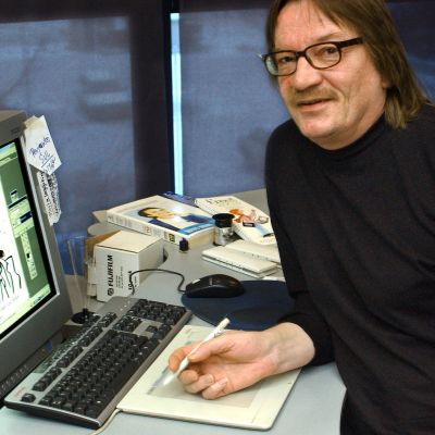 Pasi Penkki piirtämässä karikatyyriä eduskunnan käsittelemästä naamioitusmiskiellosta joulukuussa 2003.