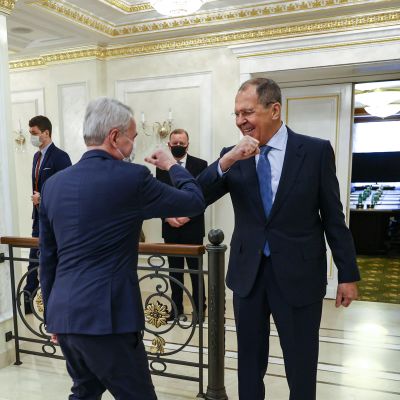 Pekka Haavisto ja Sergei Lavrov tervehtivät kyynäpäätervehdyksellä.