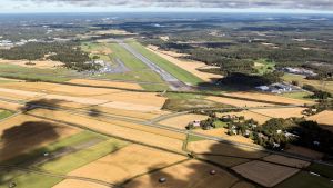Till höger i bild och öster om flygplatsen planeras Giga vaasa området. Till höger eller öster om flygplatsen planeras Giga vaasa området.