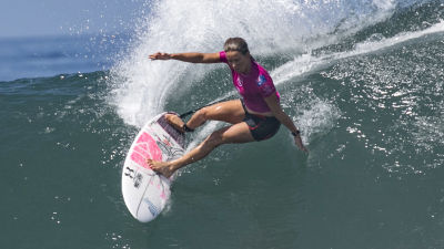 Sally Fitzgibbons surfar på en våg.