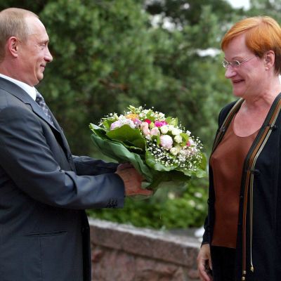 Putin överräcker en blombukett till Halonen vid Gullranda.