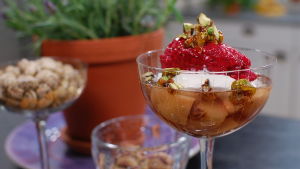 Inkokta nektariner med hallonsorbet Inkokta nektariner med hallonsorbet och vispgrädde