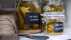 Inlagda gurkor i glasburkar