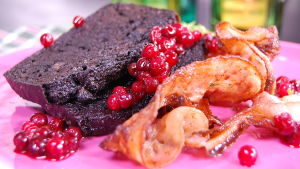Blodpudding med bacon och lingon Blodpudding med bacon och lingon.