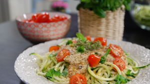Raw zucchinipasta med tomatsås och pesto Raw zucchinipasta med tomatsås och pesto