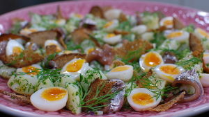Vill du finlira kan du använda vaktelägg, men vanliga hönsägg fungerar lika bra. Potatis, ansjovis och vaktelägg