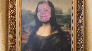 Min man lät göra den här tavlan, säger Heddy. För att glädja mig och många andra. Bildcollage av Mona-Lisa, med Heddy Norrgårds ansikte