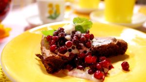 Kladdig chokladkaka med lingon och salt kolaglass