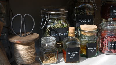 glasburkar med örter i