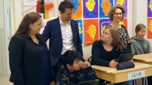 De franska gästerna följer med undervisningen i Bäckby skola. De franska gästerna följer med undervisningen i Bäckby skola.