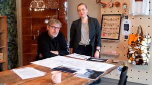 Beni Edström och Elin Härmälä är inte säkra på om distansarbete fungerar för deras verksamhet. Beni Edström och Elin Härmälä ser på skisser över hur Storgatan 4 kan se ut i framtiden.