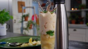 Päron- och kolapannacotta med gräddsifón Päron- och kolapannacotta med gräddsifón