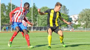 Honkas Ville Tuomela och BK:s Alieu Ceesay hade många dueller i matchen. BK:s Alieu Ceesay och Honkas Ville Tuomela.