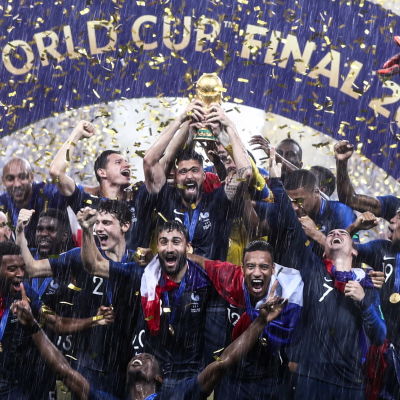 Ranskan maajoukkue juhlii jalkapallon MM-kultaa.