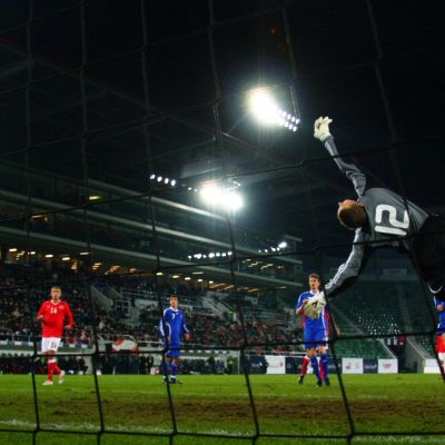 Jussi Jääskeläinen torjuu ottelussa Venäjä-Suomi vuonna 2008.