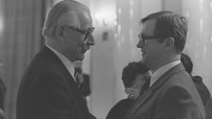 Viktor Vladimirov ja Kalevi Sorsa ministerineuvos Vladimirovin läksiäisissä Neuvostoliiton suurlähetystössä 1984 Viktor Vladimirov ja Kalevi Sorsa ministerineuvos Vladimirovin läksiäisissä Neuvostoliiton suurlähetystössä 1984