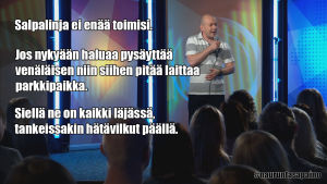 Stand up -koomikko Matti Patronen lavalla