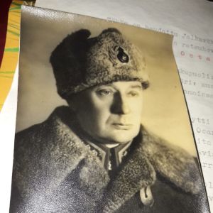 Överste Joel Svante Walldén var kommendör för fjärde infanteriregementet vid Nylands Brigad åren 1941 och 1947-54. Ett svartvitt fotografi av en man i militärkläder.