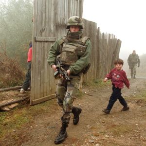 En fransk soldat som patrullerar Mitrovica regionen 1999. Området ansågs inte vara säkert för dess invånare. Det är nu delar av det här området som Kosovo potentiellt skall byta mot Serbiens Presevo dal.