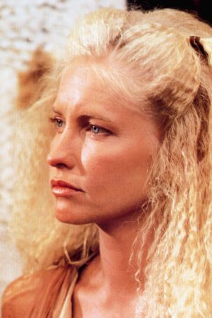 Skådespelerskan Lisa Niemi var inte bara en hejare med kreppjärnet, hon var dessutom gift med 1980-talets snyggaste man, Patrick Swayze Blond kvinna med kreppat hår