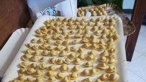 Capelletti är en traditionell julrätt för italienarna. Italiensk pasta på en ugnsplåt.