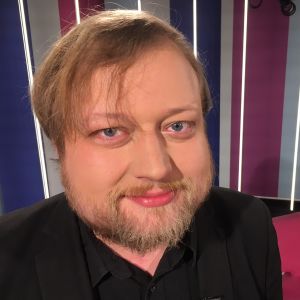Teatteriohjaaja Lauri Maijala Puoli seitsemän studiossa, lähikuva kasvoista