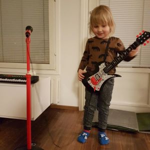 Ilmari-poika on kova kitaristi. Ilmari-poika soittaa kitaraa