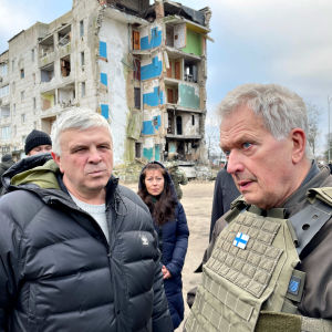 Sauli Niinistö Ukrainan Borodjankassa 24. tammikuuta 2023. Vasemmalla Borodjankan kaupunginjohtaja Georgij Jerko.