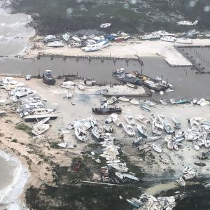 Massor båtar som har hamnat på land efter att orkanen Dorian dragit över Bahamas.