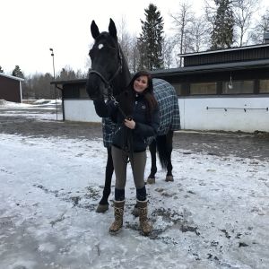 - Han har ett så stort hjärta och gör alltid sitt bästa, säger Sopia Backlund om 11-åriga valacken Hilton II. Sophia Backlund med sin häst Hilton II