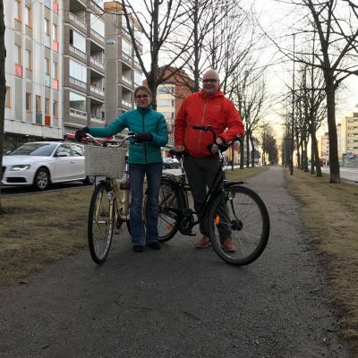 Minttu och Justus Kelloniemi med sina cyklar mitt på Handelsesplanaden.