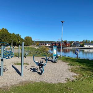 Utomhusgym i en park.