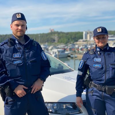 Två Poliser vid en båthamn.