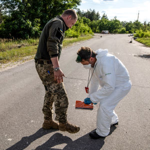Ukrainan armeijan sotilas pyytää Greenpeacen jäsentä mittaamaan säteilymäärät hänestä.