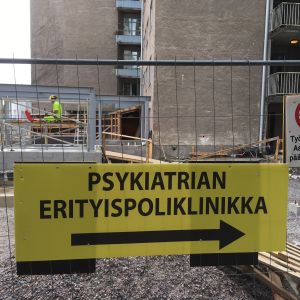 Psykiatrian erikoispoliklinkan opaskyltti.